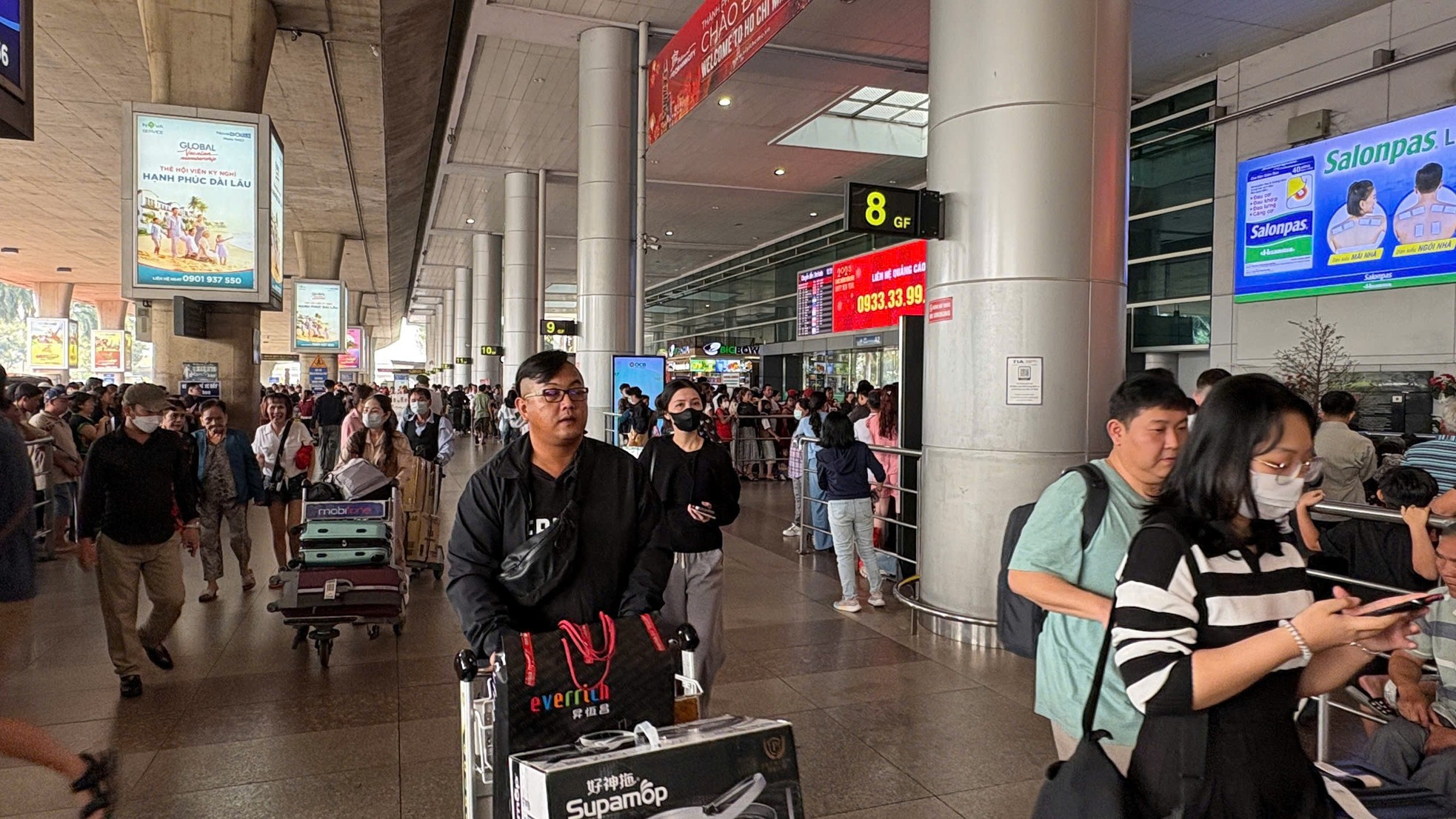 Ngày đầu nghỉ Tết, người dân chen chân ở sân bay Tân Sơn Nhất từ rạng sáng- Ảnh 6.