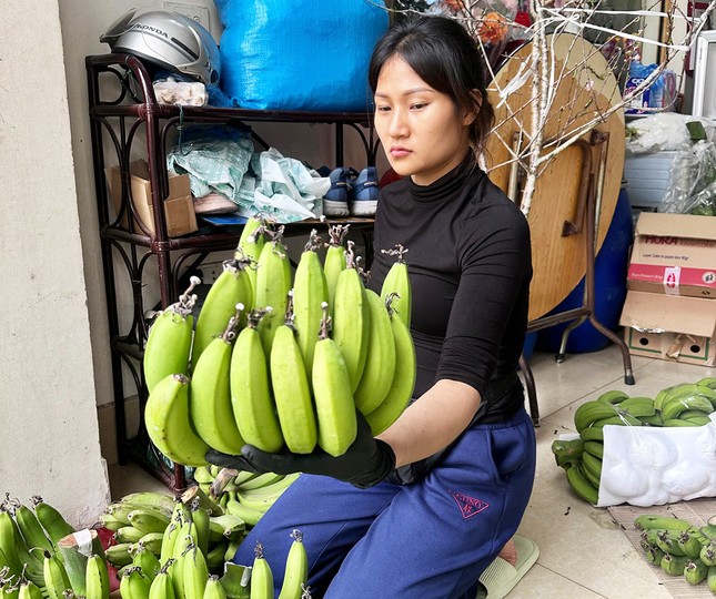 Chợ Tết ngày 26 tháng Chạp: Gần triệu đồng một nải chuối xanh, khách vẫn xuống tiền- Ảnh 2.