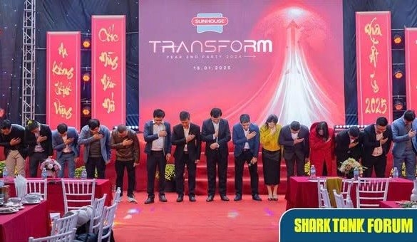 'Sếp nhà người ta': Shark Phú tiếp tục truyền thống phát lì xì cho nhân viên vào ngày làm việc cuối cùng của năm- Ảnh 1.