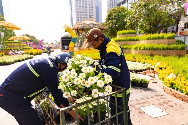 Cận cảnh nàng Tỵ cao 10 mét đội nón lá trên đường hoa Nguyễn Huệ, được mệnh danh là "trùm cuối" linh vật 2025- Ảnh 15.