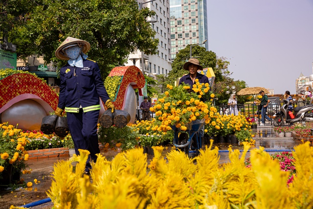 Cận cảnh nàng Tỵ cao 10 mét đội nón lá trên đường hoa Nguyễn Huệ, được mệnh danh là "trùm cuối" linh vật 2025- Ảnh 14.