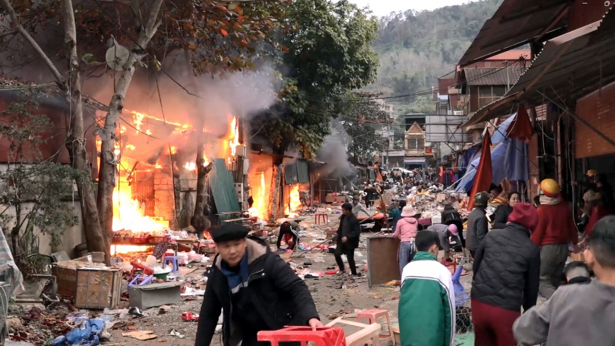 Cháy Chợ Trung tâm huyện Yên Minh ở Hà Giang- Ảnh 1.