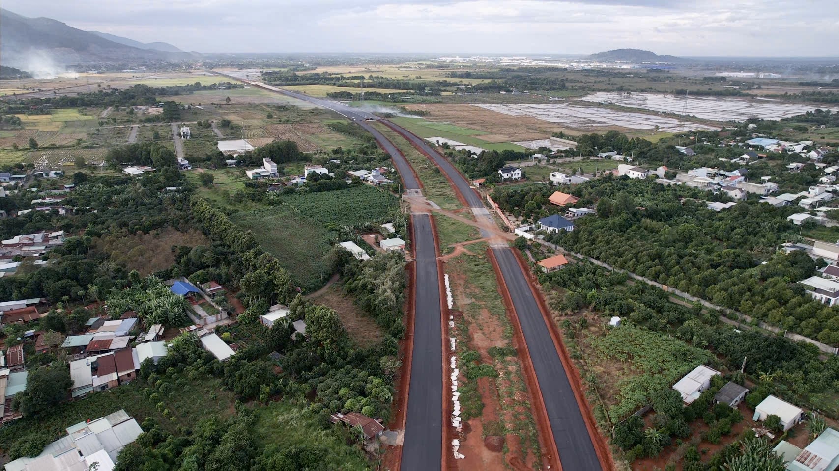 Cận cảnh cao tốc Biên Hòa - Vũng Tàu sau khi thảm lớp nhựa đầu tiên- Ảnh 1.