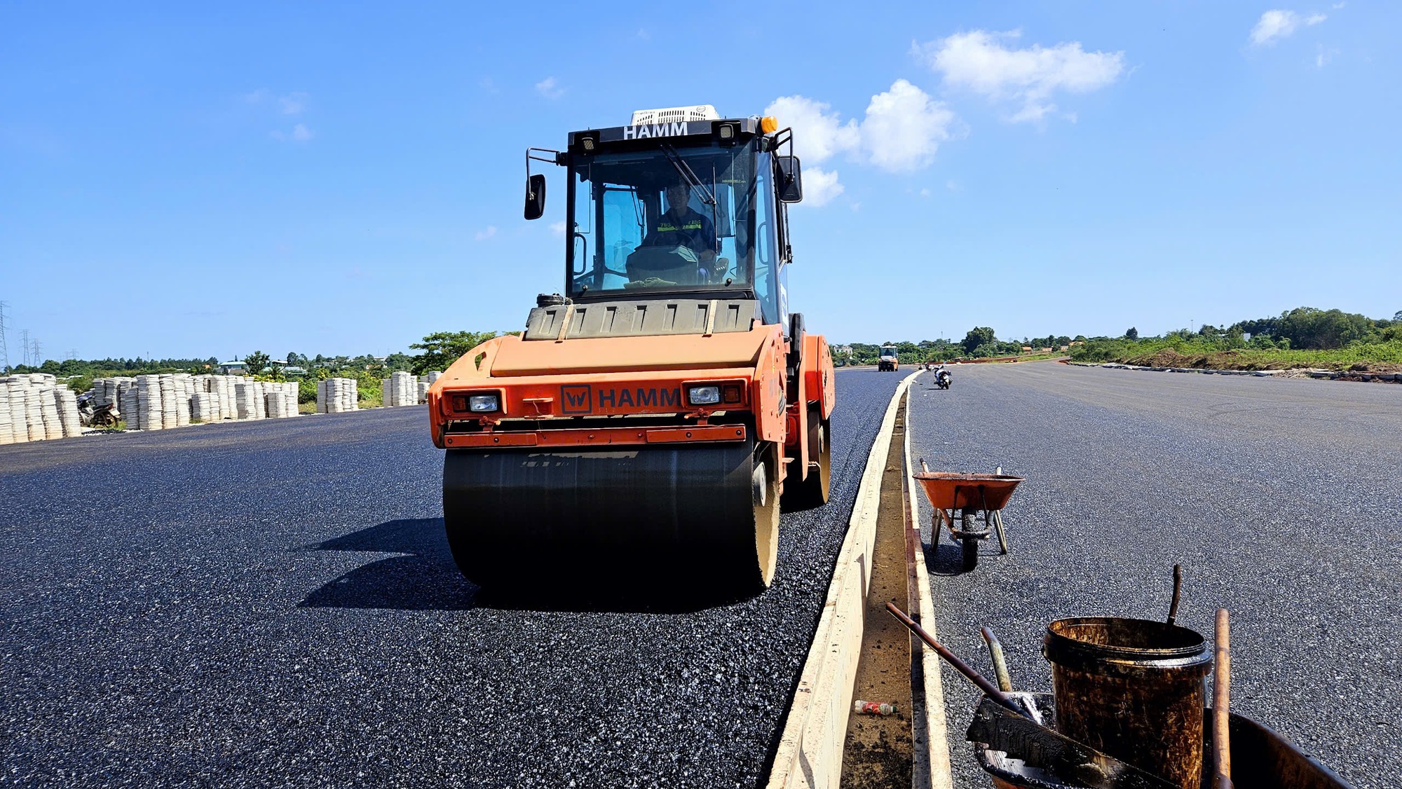 Cận cảnh cao tốc Biên Hòa - Vũng Tàu sau khi thảm lớp nhựa đầu tiên- Ảnh 5.