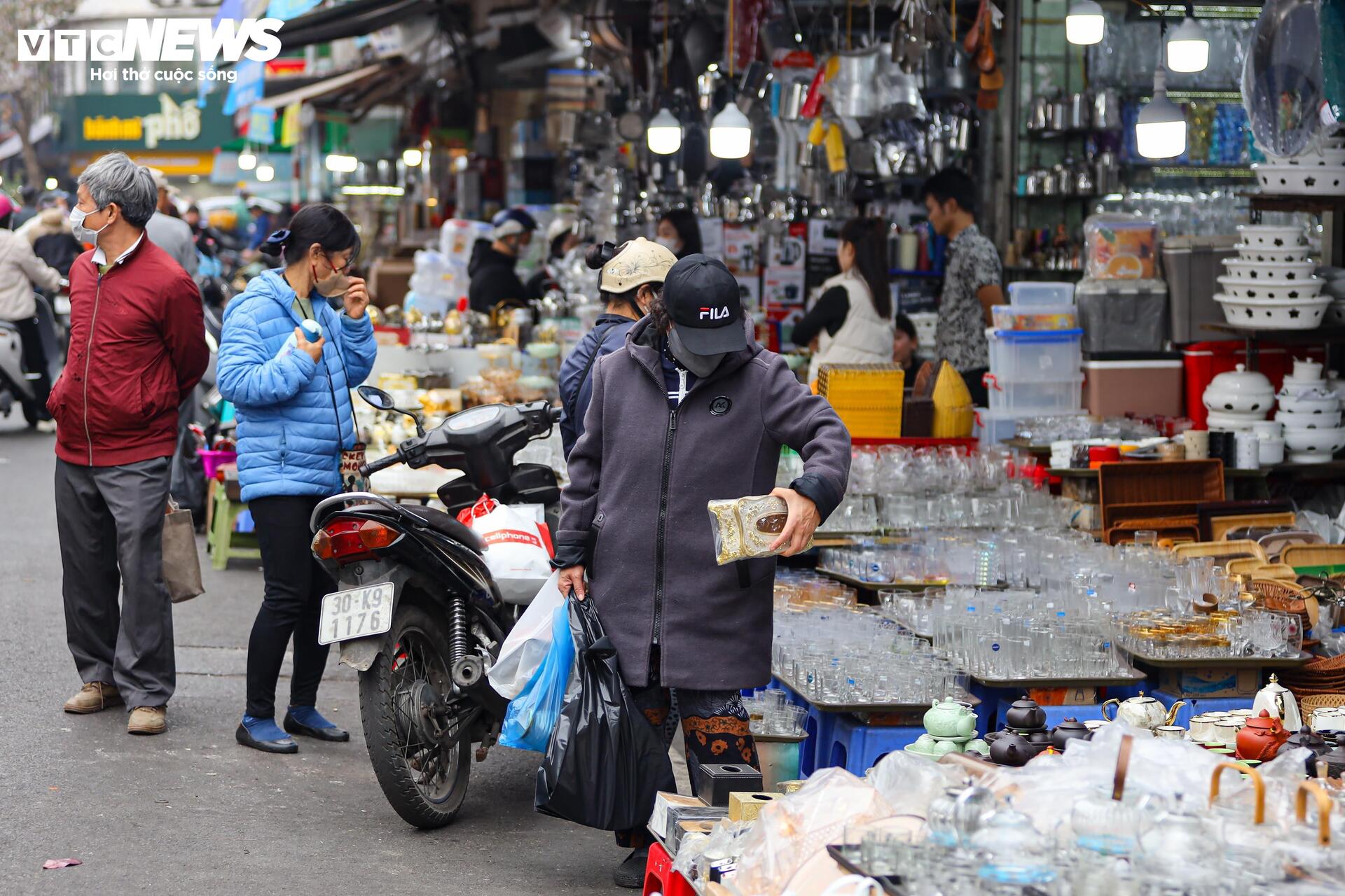 Hàng hóa không đội giá trong ngày giáp Tết, người Hà Nội tấp nập mua sắm- Ảnh 11.