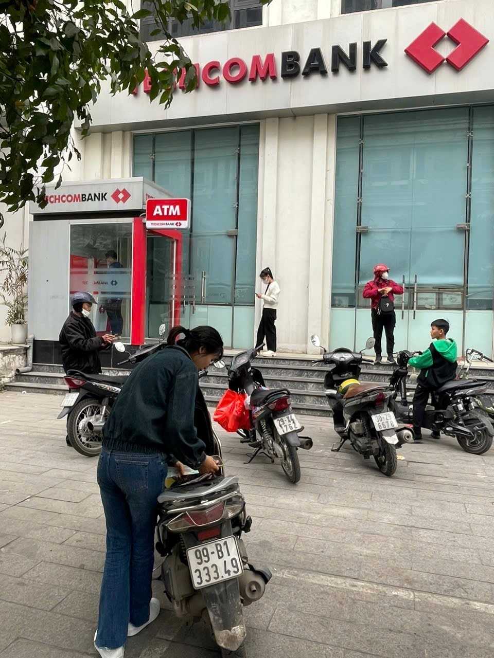 Cảnh tượng “lạ” tại các cây ATM ngày Tết- Ảnh 5.