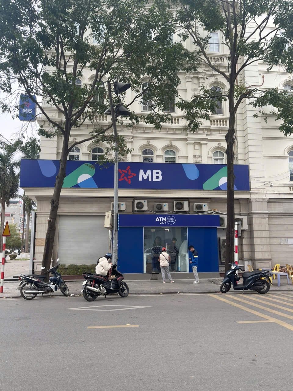 Cảnh tượng “lạ” tại các cây ATM ngày Tết- Ảnh 6.