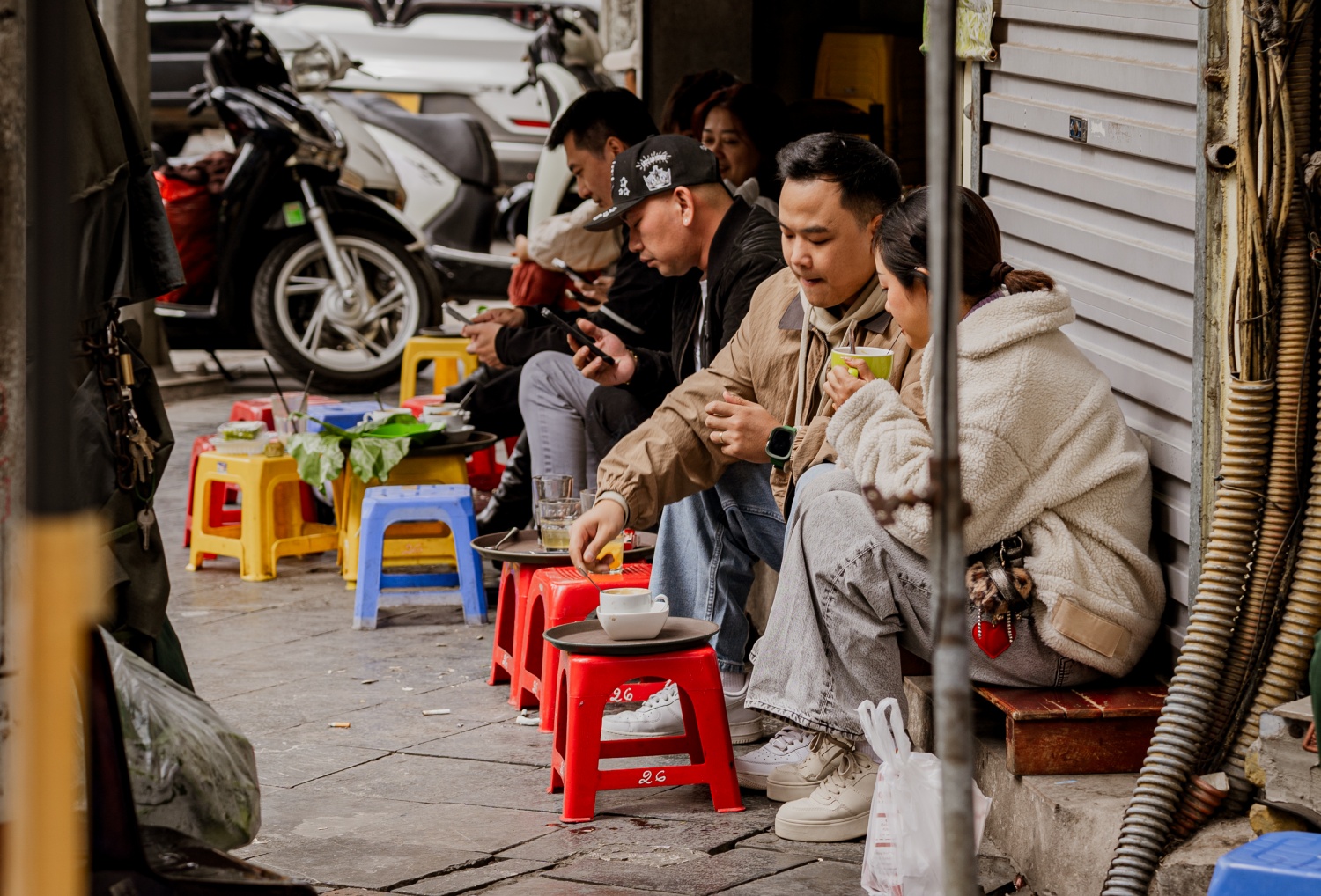 Hà Nội ngày cuối cùng của năm cũ: Dân tình thảnh thơi đi cà phê, khách Tây 