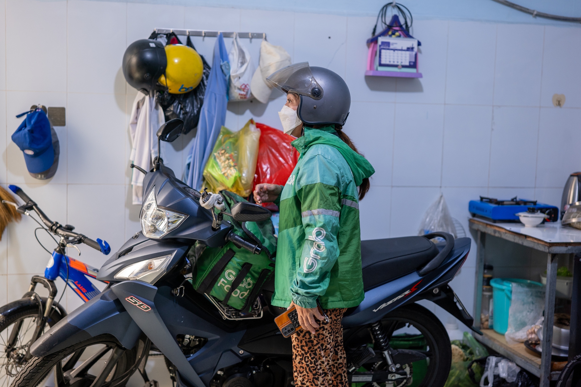 Người mẹ đơn thân chạy xe ôm bất kể ngày đêm ở Sài Gòn, 4 năm đi "tìm Tết" cho con trai 7 tuổi bị ung thư- Ảnh 3. Người mẹ đơn thân chạy xe ôm bất kể ngày đêm ở Sài Gòn, 4 năm đi "tìm Tết" cho con trai 7 tuổi bị ung thư- Ảnh 3.