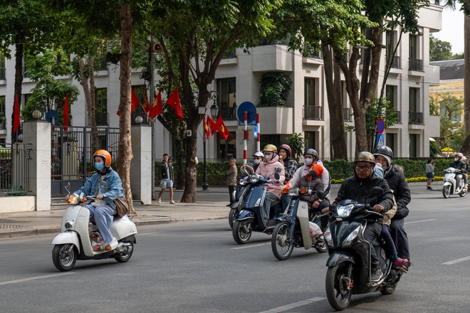 Có một Hà Nội yên bình như thế chiều cuối năm, "mùi" Tết len lỏi từng phố nhỏ- Ảnh 3.