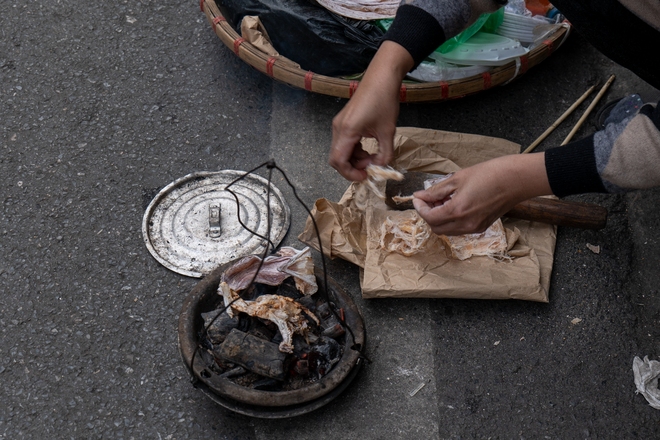 Có một Hà Nội yên bình như thế chiều cuối năm, "mùi" Tết len lỏi từng phố nhỏ- Ảnh 16.