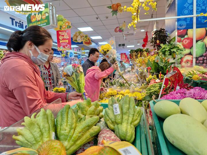 Chợ sáng 30 Tết, nhiều quầy hải sản, giò chả của siêu thị trống trơn- Ảnh 3.