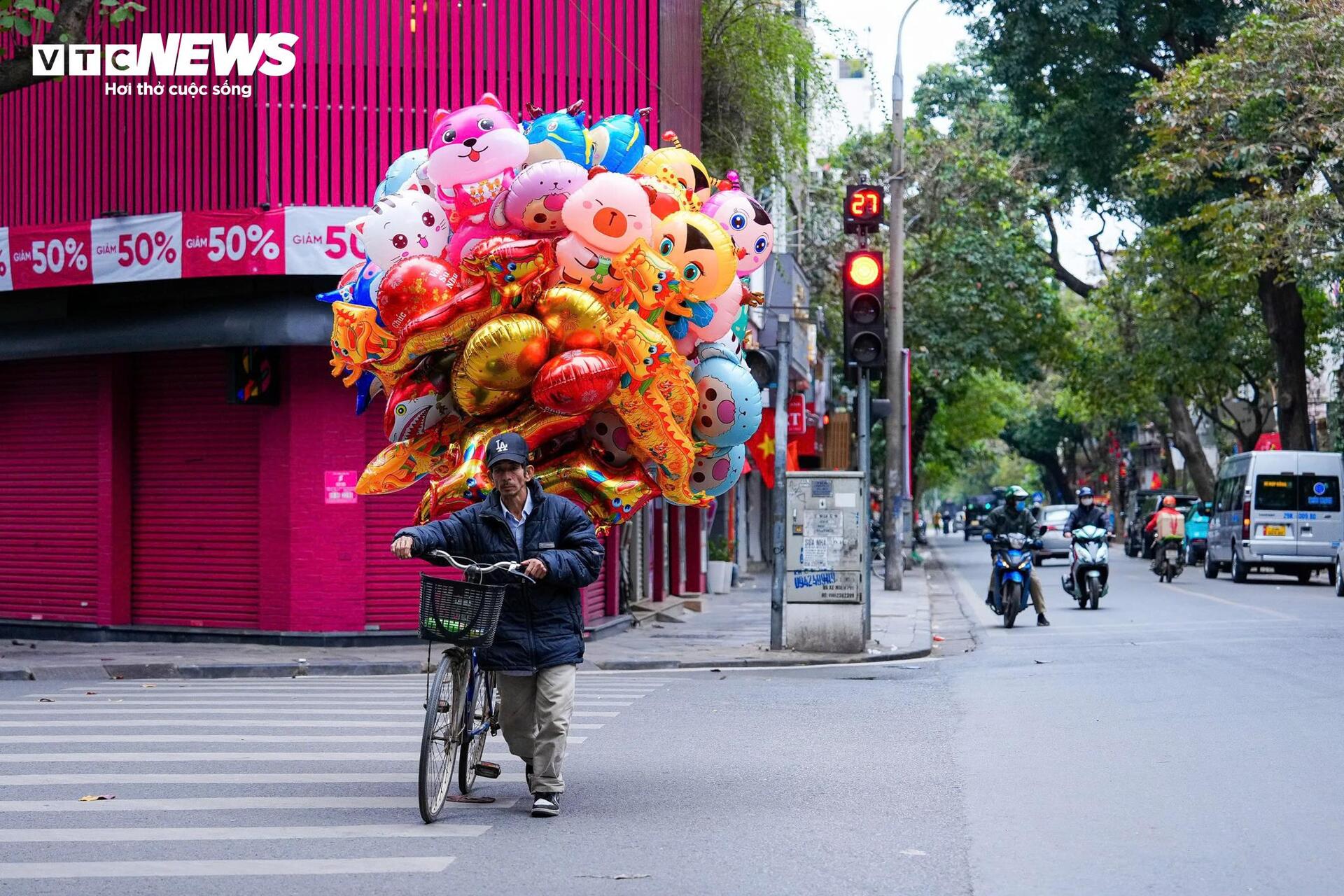 Người Hà Nội uống cà phê, thảnh thơi tận hưởng không khí chiều cuối năm- Ảnh 10.