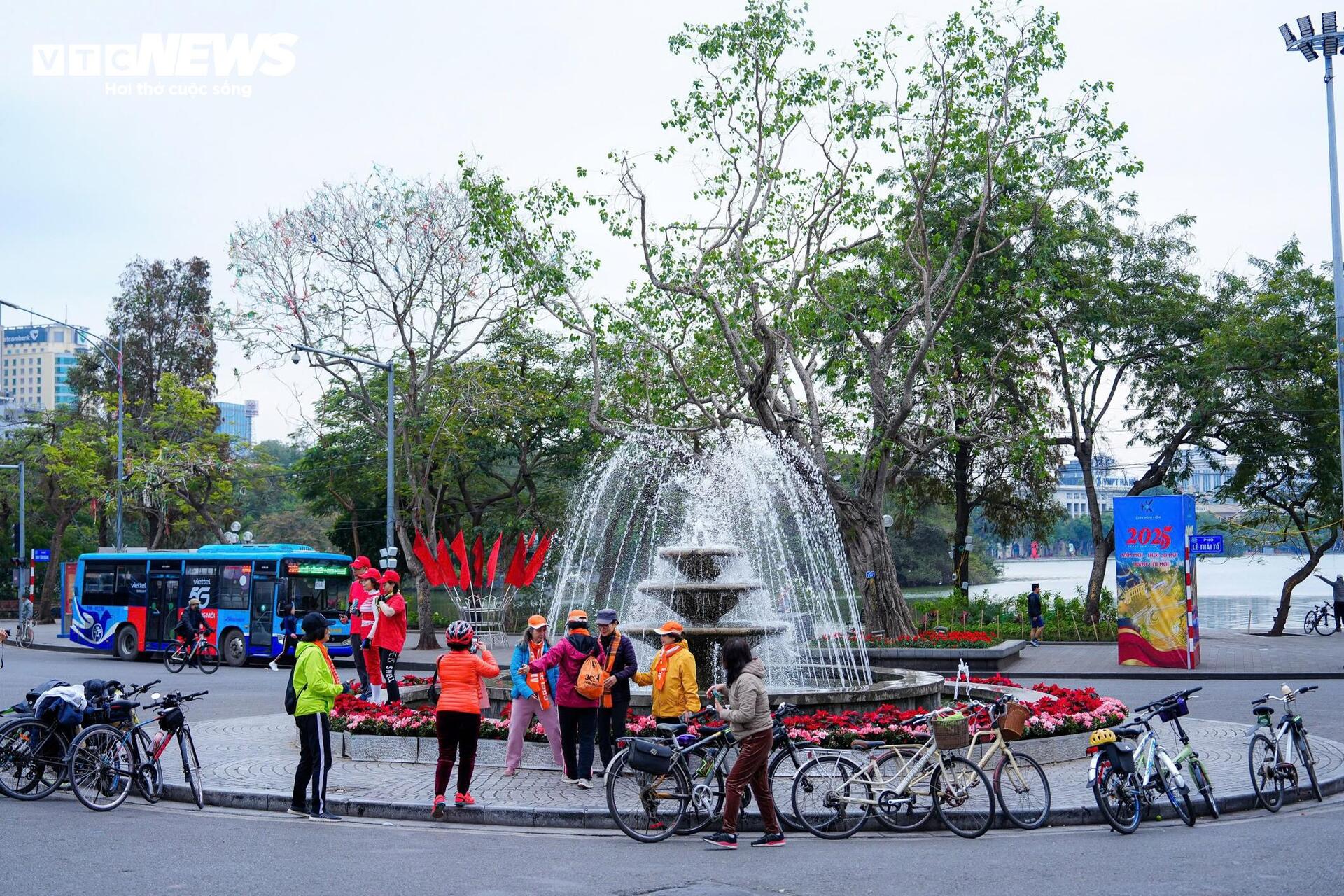 Người Hà Nội uống cà phê, thảnh thơi tận hưởng không khí chiều cuối năm- Ảnh 5.