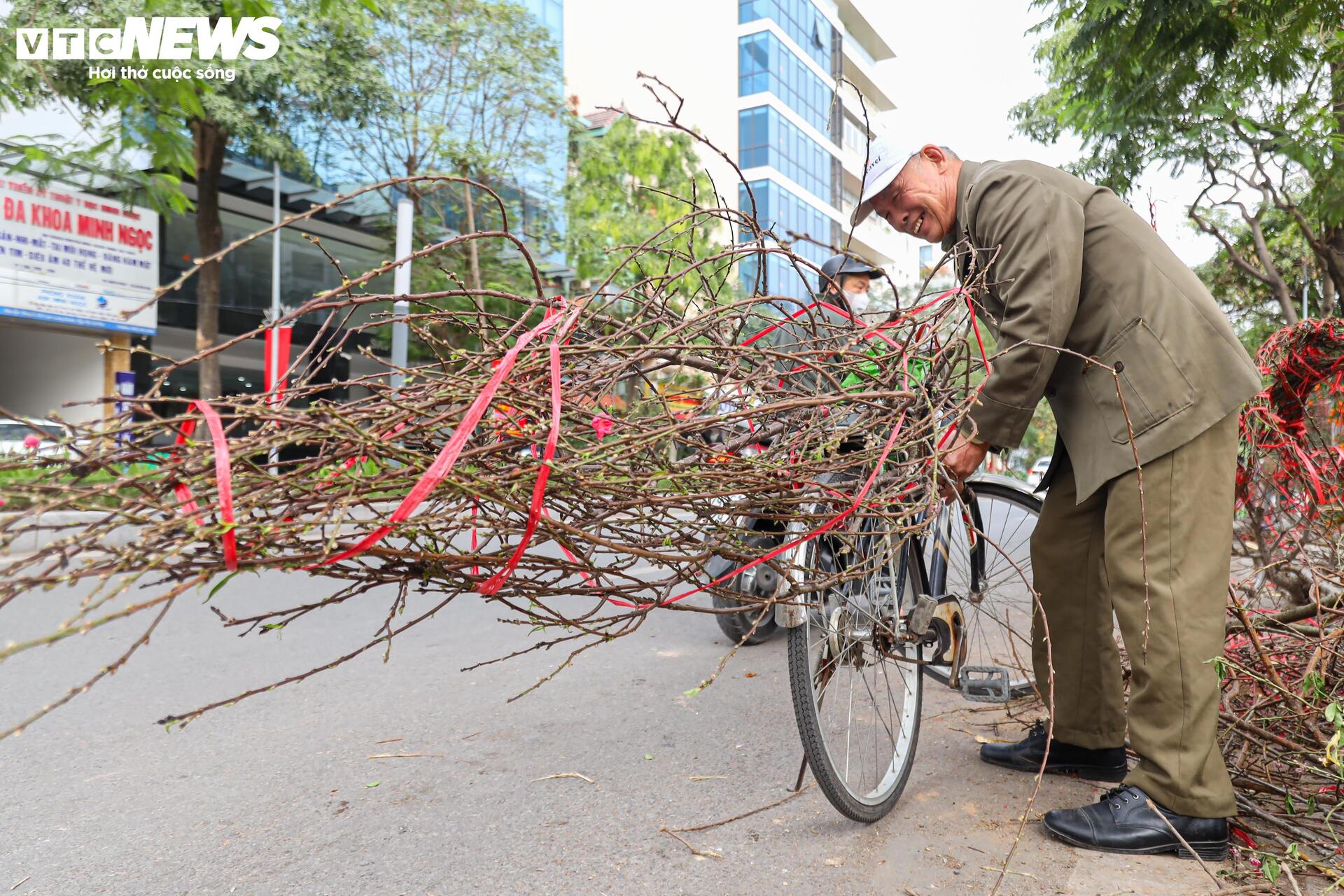 Hoa đào, mai vàng đại hạ giá, tiểu thương xả hàng về quê ăn Tết- Ảnh 19.