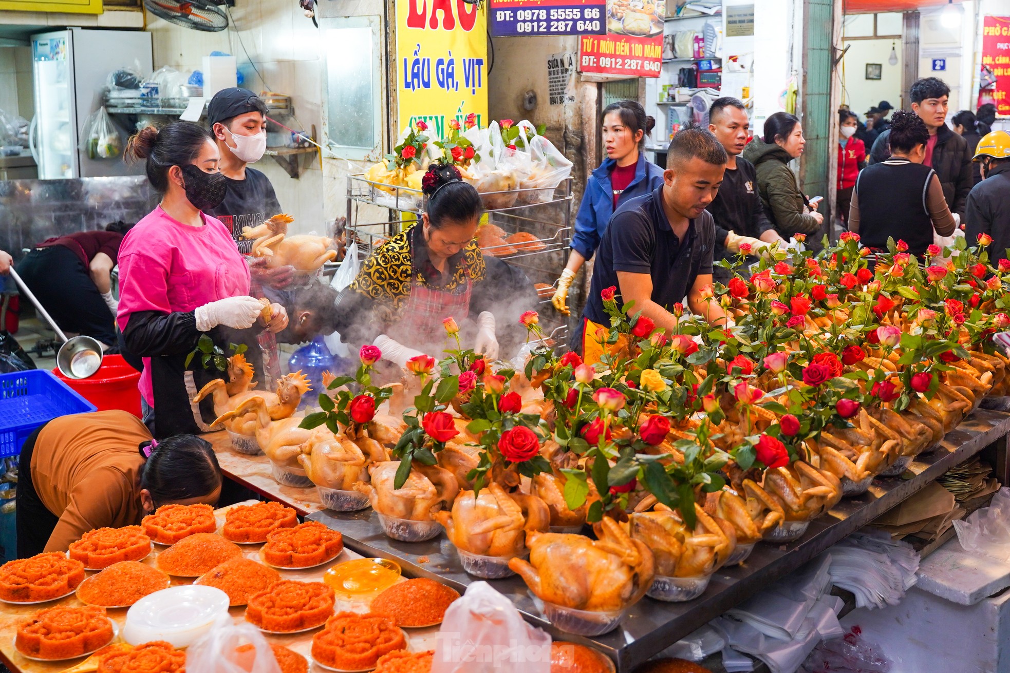 Người Hà Nội chi nửa triệu đồng mua gà ngậm hoa hồng sáng 29 Tết tại chợ 'nhà giàu'- Ảnh 8.