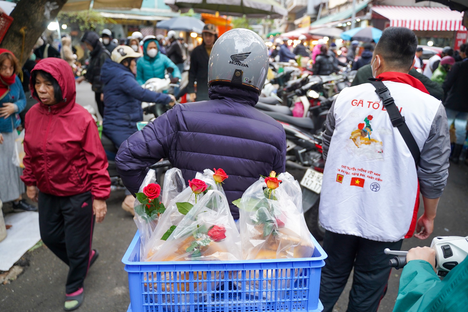 Người Hà Nội chi nửa triệu đồng mua gà ngậm hoa hồng sáng 29 Tết tại chợ 'nhà giàu'- Ảnh 10.
