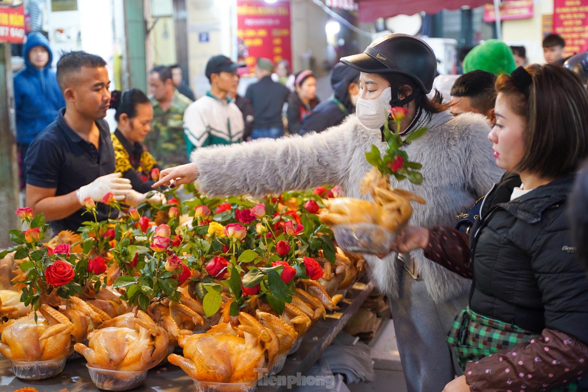 Người Hà Nội chi nửa triệu đồng mua gà ngậm hoa hồng sáng 29 Tết tại chợ 'nhà giàu'- Ảnh 6.