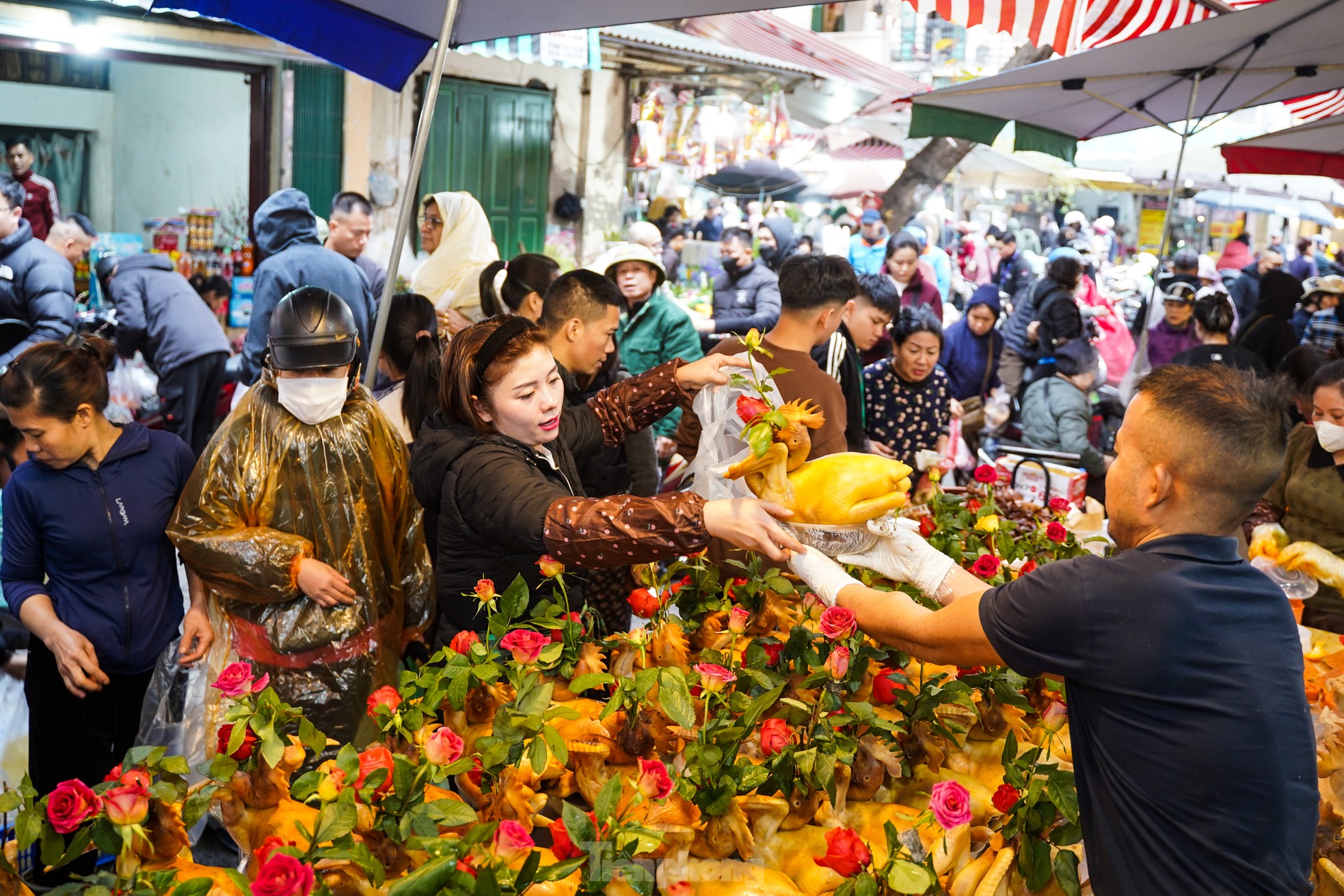 Người Hà Nội chi nửa triệu đồng mua gà ngậm hoa hồng sáng 29 Tết tại chợ 'nhà giàu'- Ảnh 5.