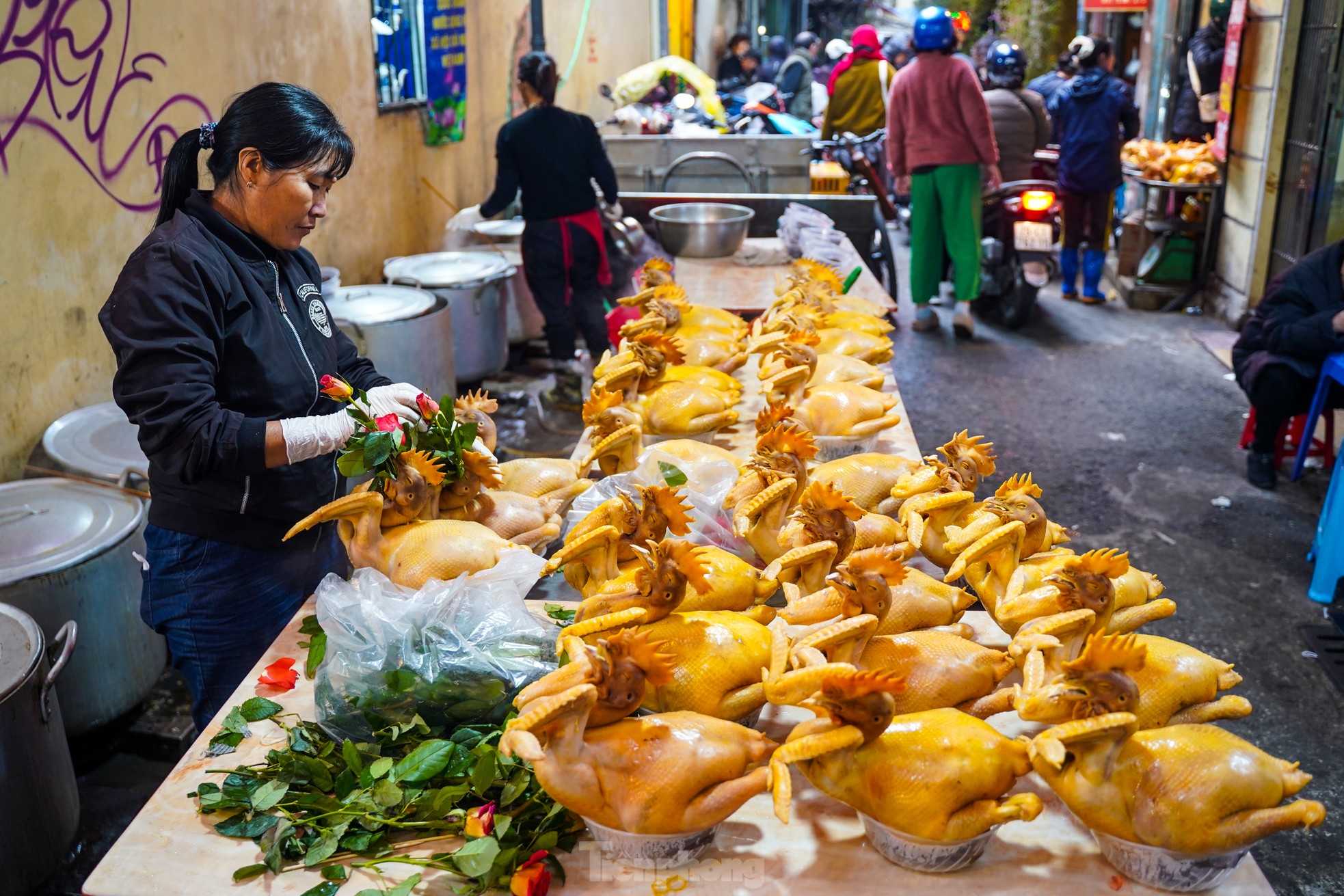 Người Hà Nội chi nửa triệu đồng mua gà ngậm hoa hồng sáng 29 Tết tại chợ 'nhà giàu'- Ảnh 11.