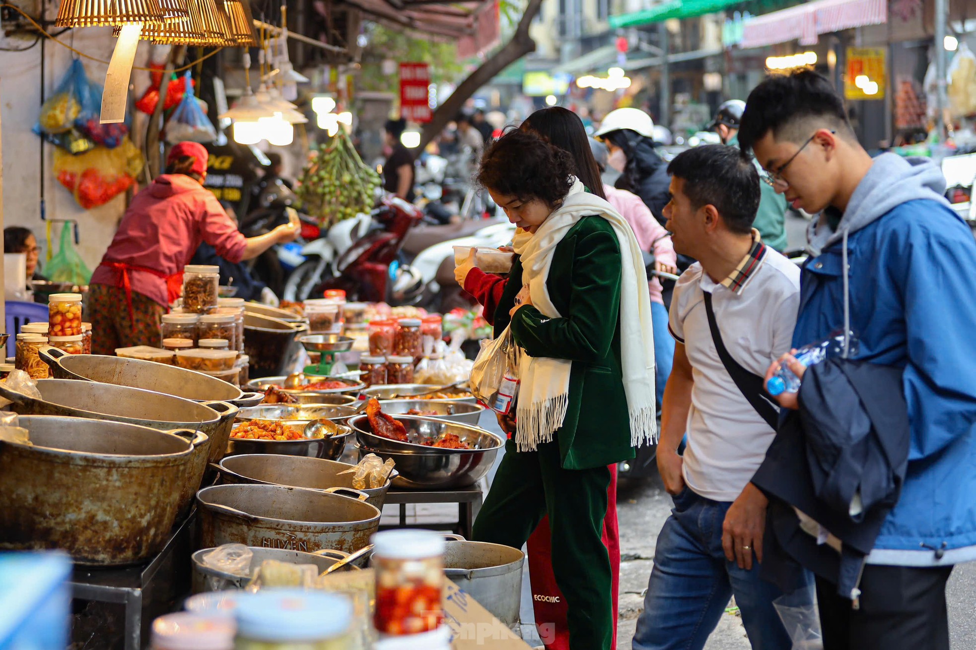 Người Hà Nội chi nửa triệu đồng mua gà ngậm hoa hồng sáng 29 Tết tại chợ 'nhà giàu'- Ảnh 13.