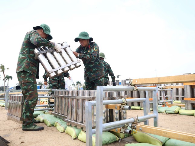 Cận cảnh trận địa pháo hoa trên sà lan trước giờ khai hỏa- Ảnh 6.