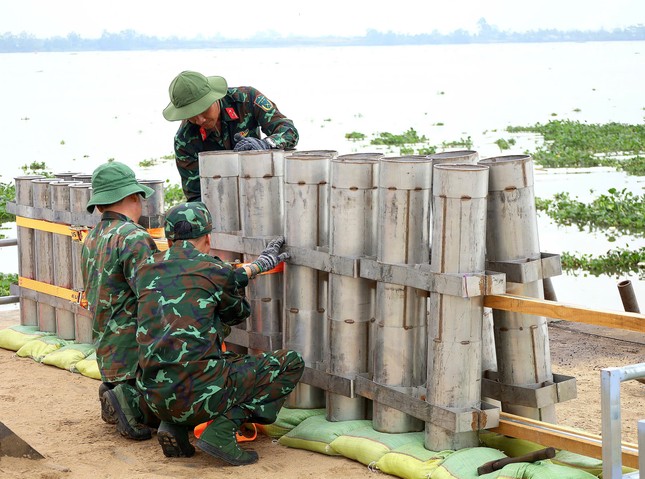 Cận cảnh trận địa pháo hoa trên sà lan trước giờ khai hỏa- Ảnh 8.