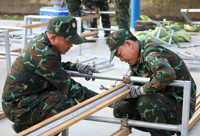 Cận cảnh trận địa pháo hoa trên sà lan trước giờ khai hỏa- Ảnh 7.