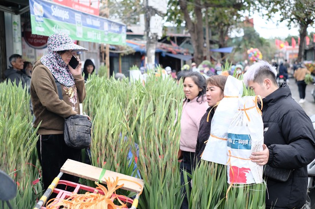 Tiểu thương "chạy hàng" trước thềm giao thừa, cây cảnh giá rẻ phủ khắp Hà Nội chiều 29 Tết- Ảnh 19.