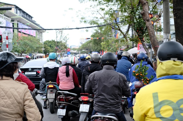 Tiểu thương "chạy hàng" trước thềm giao thừa, cây cảnh giá rẻ phủ khắp Hà Nội chiều 29 Tết- Ảnh 2.