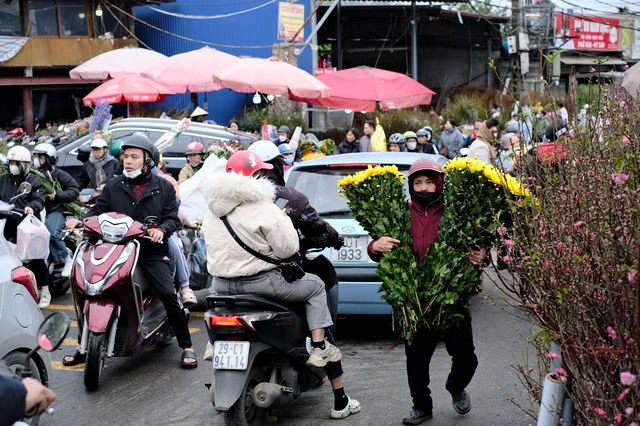 Tiểu thương "chạy hàng" trước thềm giao thừa, cây cảnh giá rẻ phủ khắp Hà Nội chiều 29 Tết- Ảnh 20.