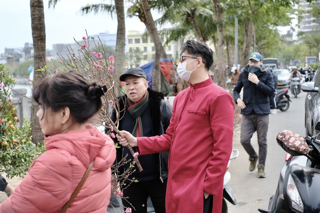 Tiểu thương "chạy hàng" trước thềm giao thừa, cây cảnh giá rẻ phủ khắp Hà Nội chiều 29 Tết- Ảnh 18.