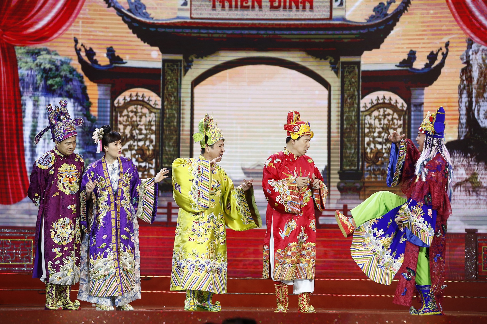 Tự Long lên tiếng sau khi Táo Quân 2025 phát sóng: "Có thể Táo Quân chưa trọn vẹn vì..."- Ảnh 2. Tự Long lên tiếng sau khi Táo Quân 2025 phát sóng: "Có thể Táo Quân chưa trọn vẹn vì..."- Ảnh 2.