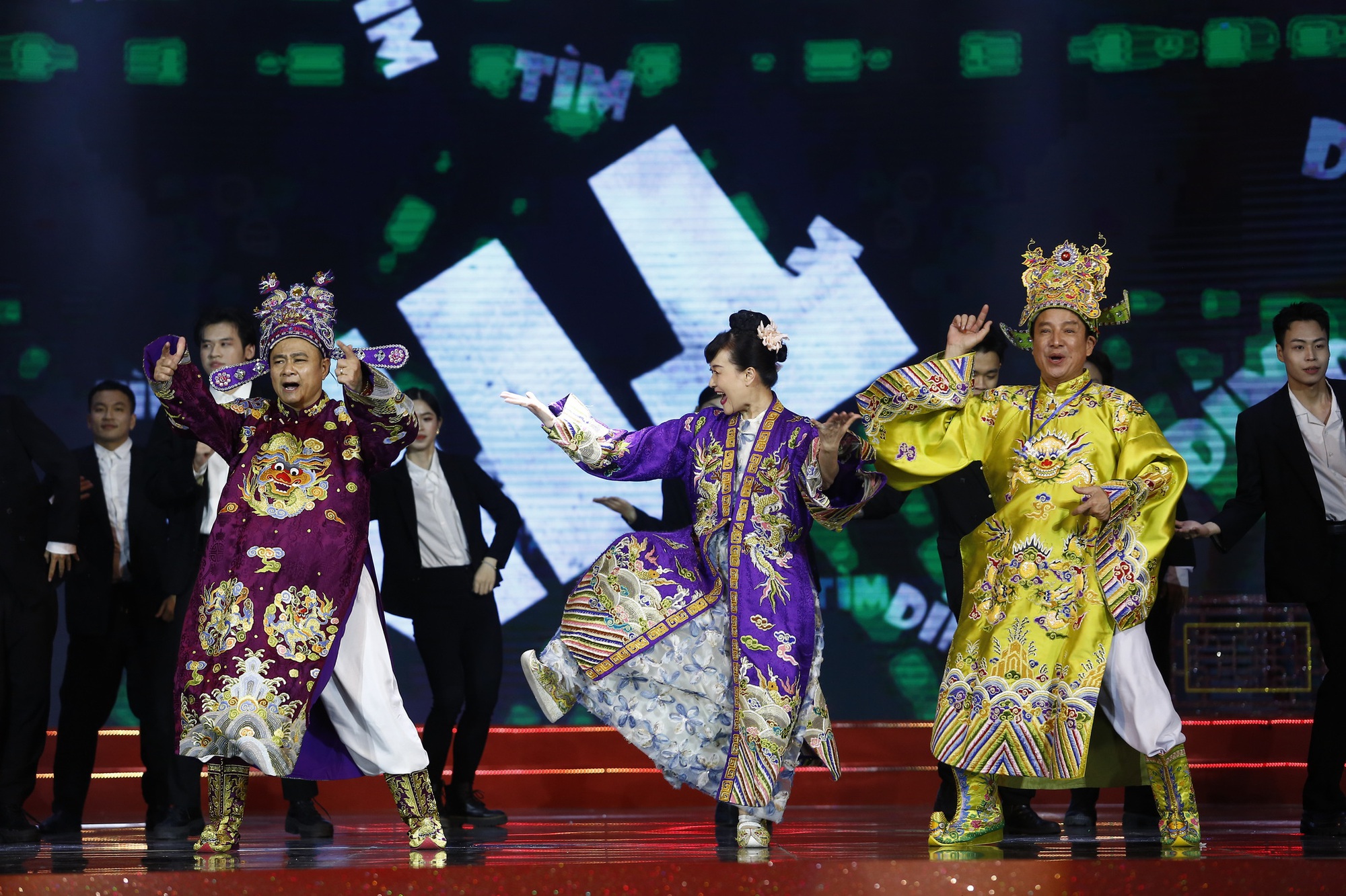 Tự Long lên tiếng sau khi Táo Quân 2025 phát sóng: "Có thể Táo Quân chưa trọn vẹn vì..."- Ảnh 3. Tự Long lên tiếng sau khi Táo Quân 2025 phát sóng: "Có thể Táo Quân chưa trọn vẹn vì..."- Ảnh 3.