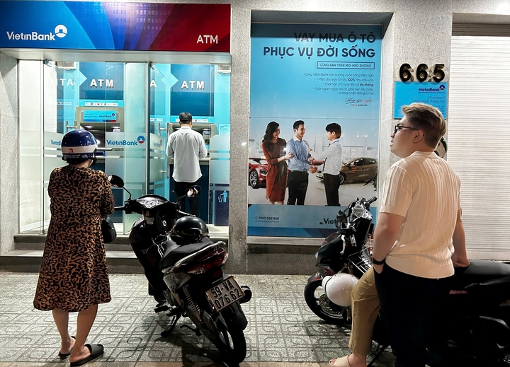 Dân TP.HCM ‘toát mồ hôi’ khi rút tiền ở trụ ATM mùng 1 Tết- Ảnh 1.