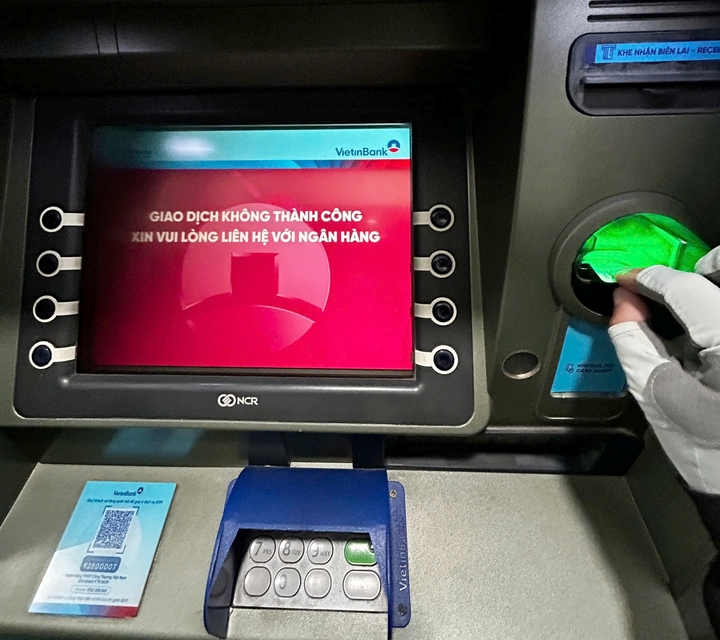 Dân TP.HCM ‘toát mồ hôi’ khi rút tiền ở trụ ATM mùng 1 Tết- Ảnh 2.