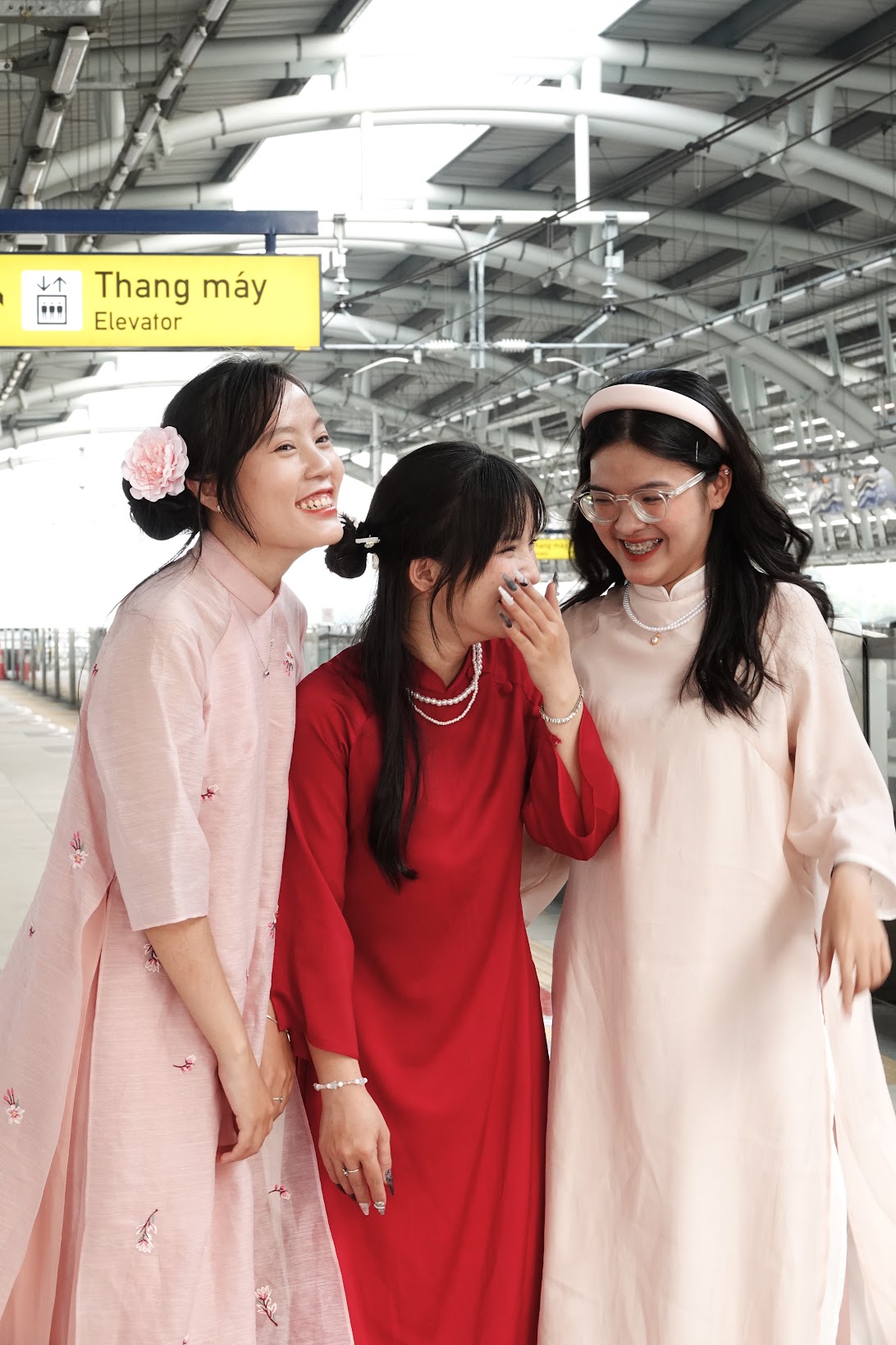 Mùng 1 Tết Ất Tỵ, lần đầu tiên Gen Z rủ ba mẹ đi chúc Tết bằng metro: Sao mà nó ngầu!!!- Ảnh 2.