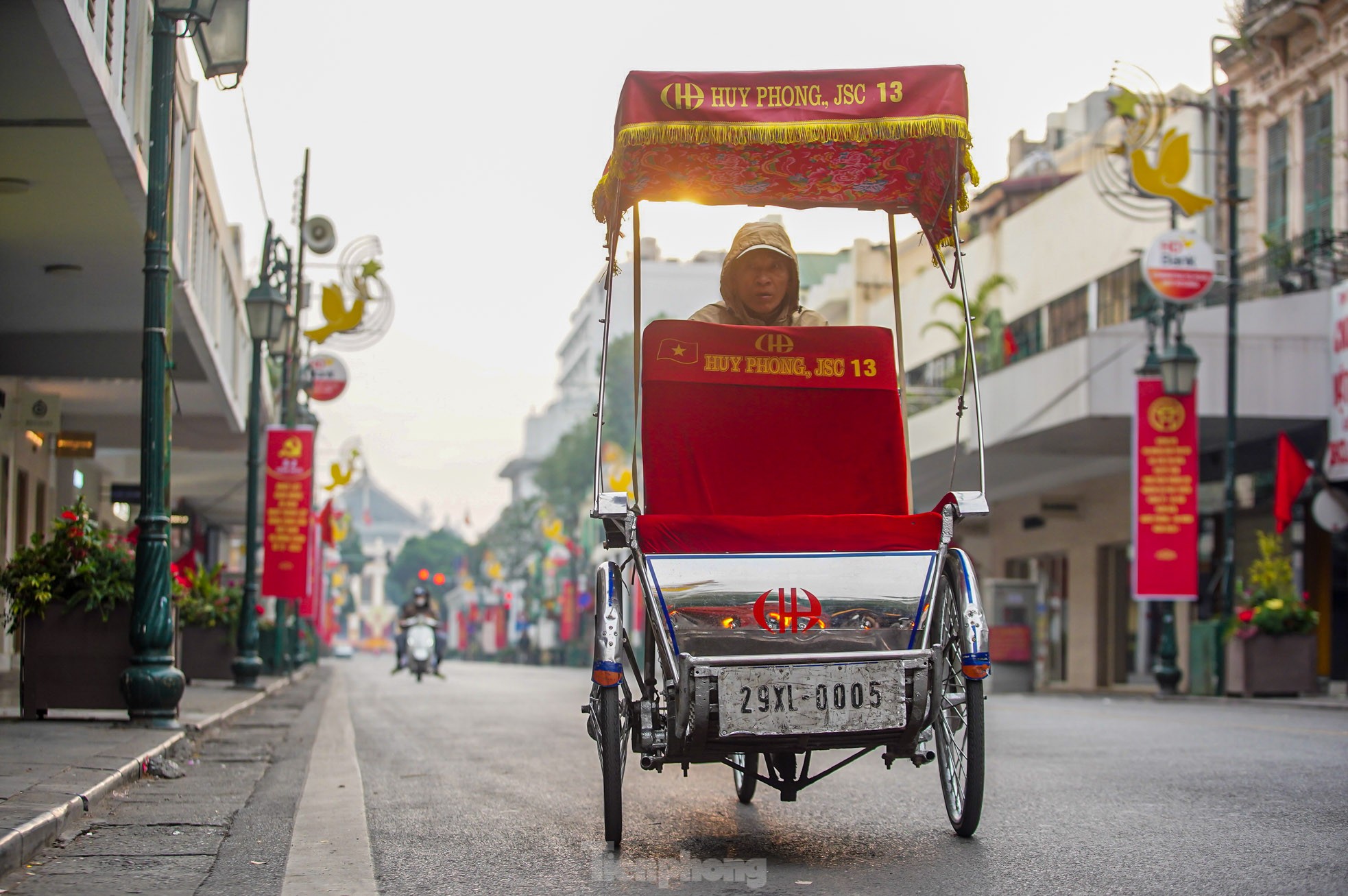 Phố phường Hà Nội bình yên sáng mùng 1 Tết- Ảnh 14.