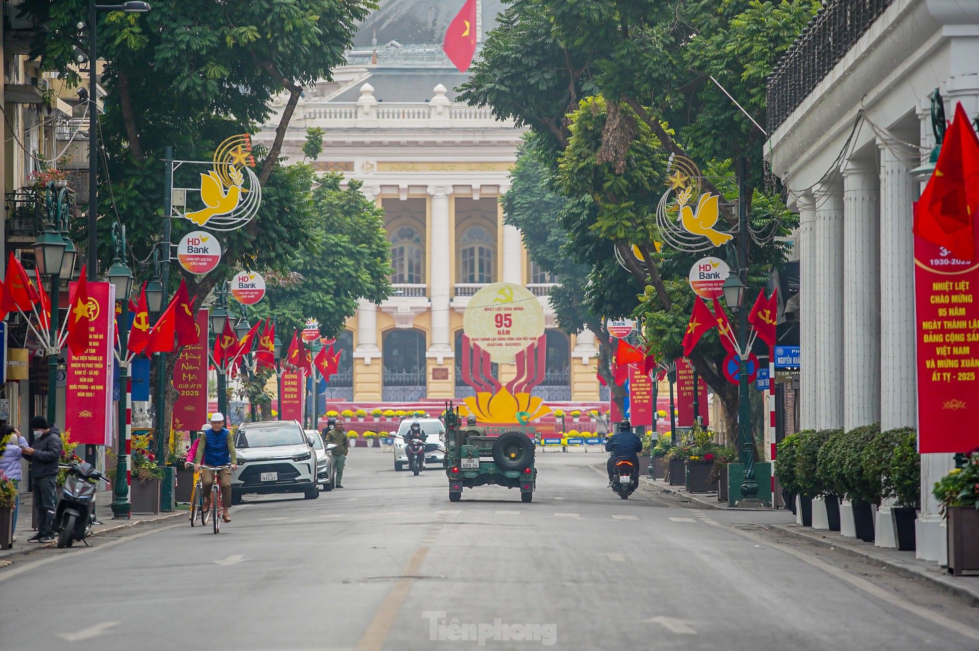 Phố phường Hà Nội bình yên sáng mùng 1 Tết- Ảnh 15.