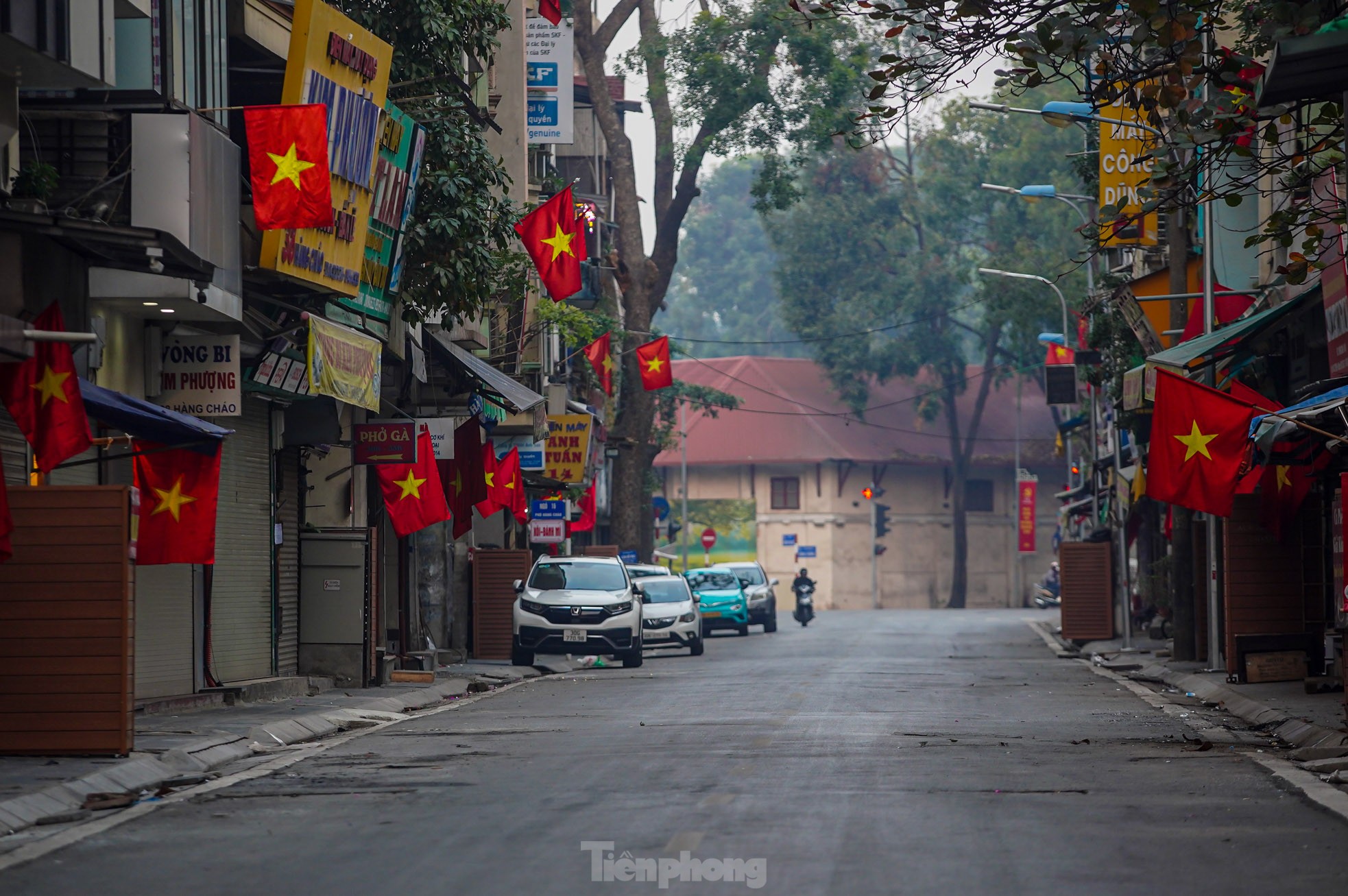 Phố phường Hà Nội bình yên sáng mùng 1 Tết- Ảnh 2.