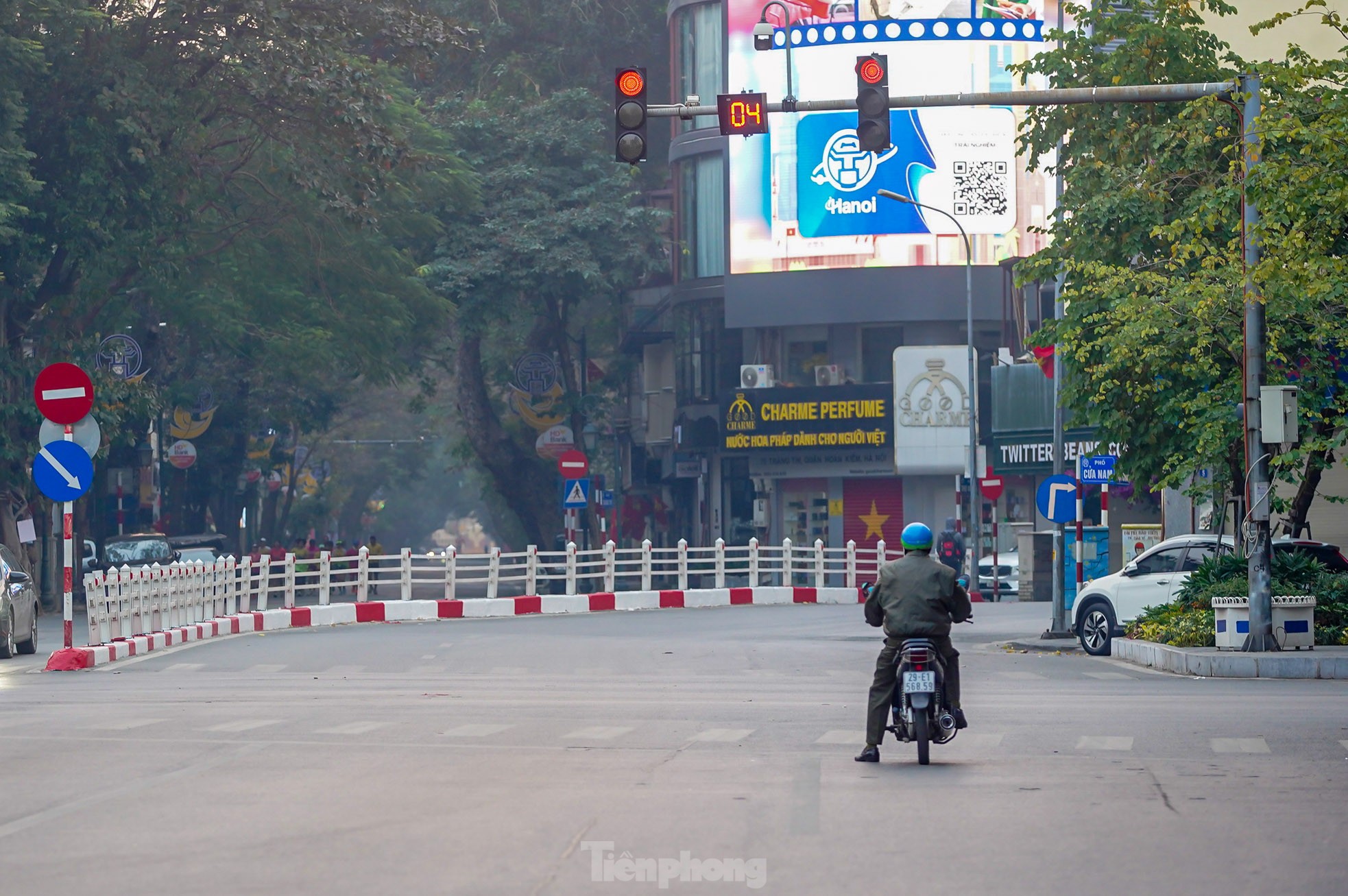 Phố phường Hà Nội bình yên sáng mùng 1 Tết- Ảnh 3.