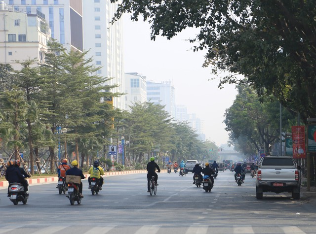 Toàn cảnh Hà Nội trong ngày ô nhiễm không khí nhất thế giới: Bụi mờ bao phủ từ sáng đến đêm- Ảnh 4.