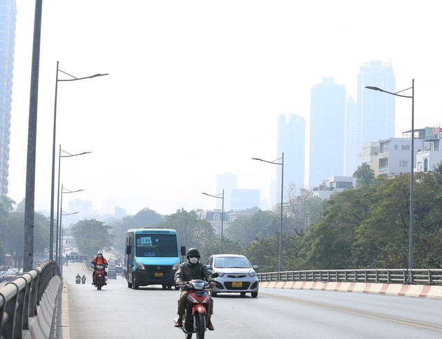 Toàn cảnh Hà Nội trong ngày ô nhiễm không khí nhất thế giới: Bụi mờ bao phủ từ sáng đến đêm- Ảnh 15.