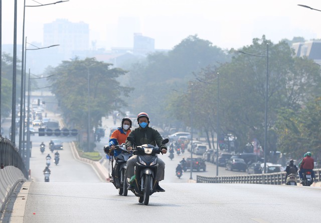 Toàn cảnh Hà Nội trong ngày ô nhiễm không khí nhất thế giới: Bụi mờ bao phủ từ sáng đến đêm- Ảnh 9.