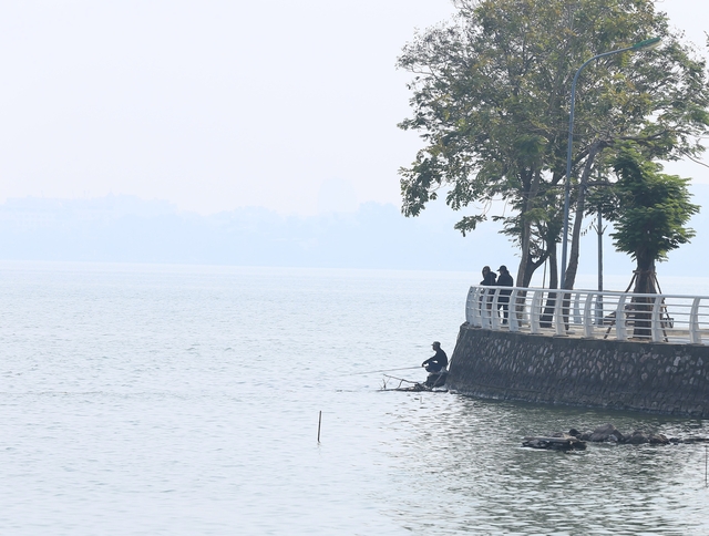 Toàn cảnh Hà Nội trong ngày ô nhiễm không khí nhất thế giới: Bụi mờ bao phủ từ sáng đến đêm- Ảnh 11.