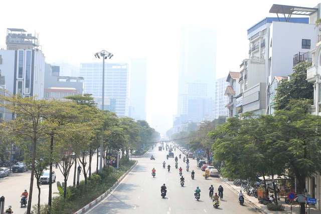 Toàn cảnh Hà Nội trong ngày ô nhiễm không khí nhất thế giới: Bụi mờ bao phủ từ sáng đến đêm- Ảnh 14.