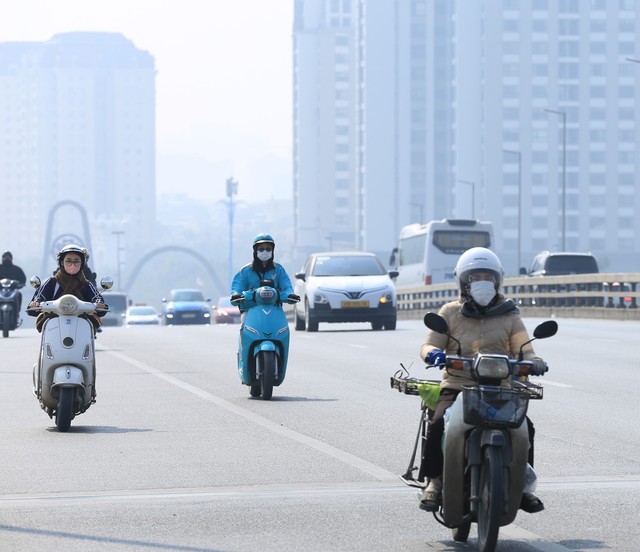 Toàn cảnh Hà Nội trong ngày ô nhiễm không khí nhất thế giới: Bụi mờ bao phủ từ sáng đến đêm- Ảnh 16.