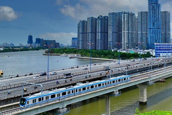 Metro Bến Thành - Suối Tiên chính thức hoạt động "đẩy" giá căn hộ chung cư dọc tuyến tăng nóng 35 - 70%, cao vượt trội so với thị trường- Ảnh 1.