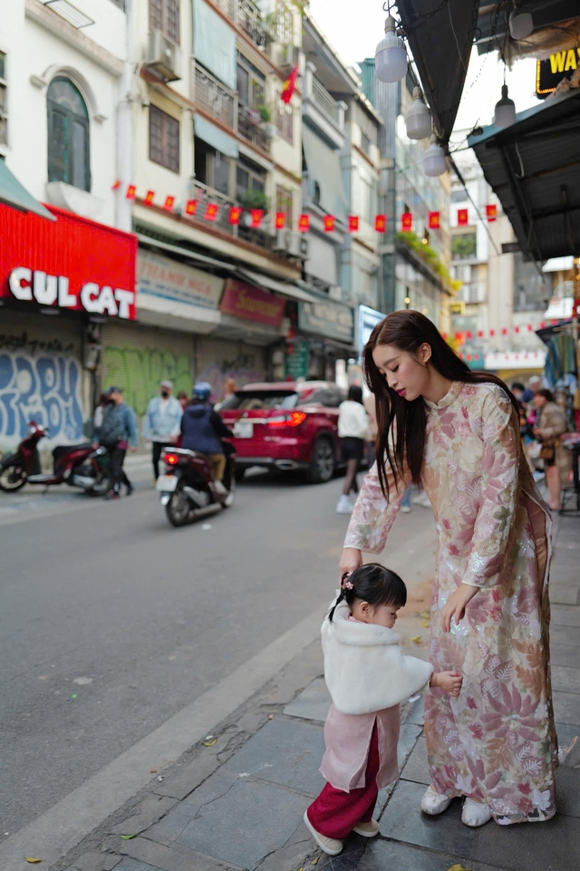 "Nàng dâu hào môn" Đỗ Mỹ Linh "lên đồ" xinh đẹp, nắm tay Chủ tịch CLB Hà Nội cùng đưa con gái đi chơi tết- Ảnh 4.