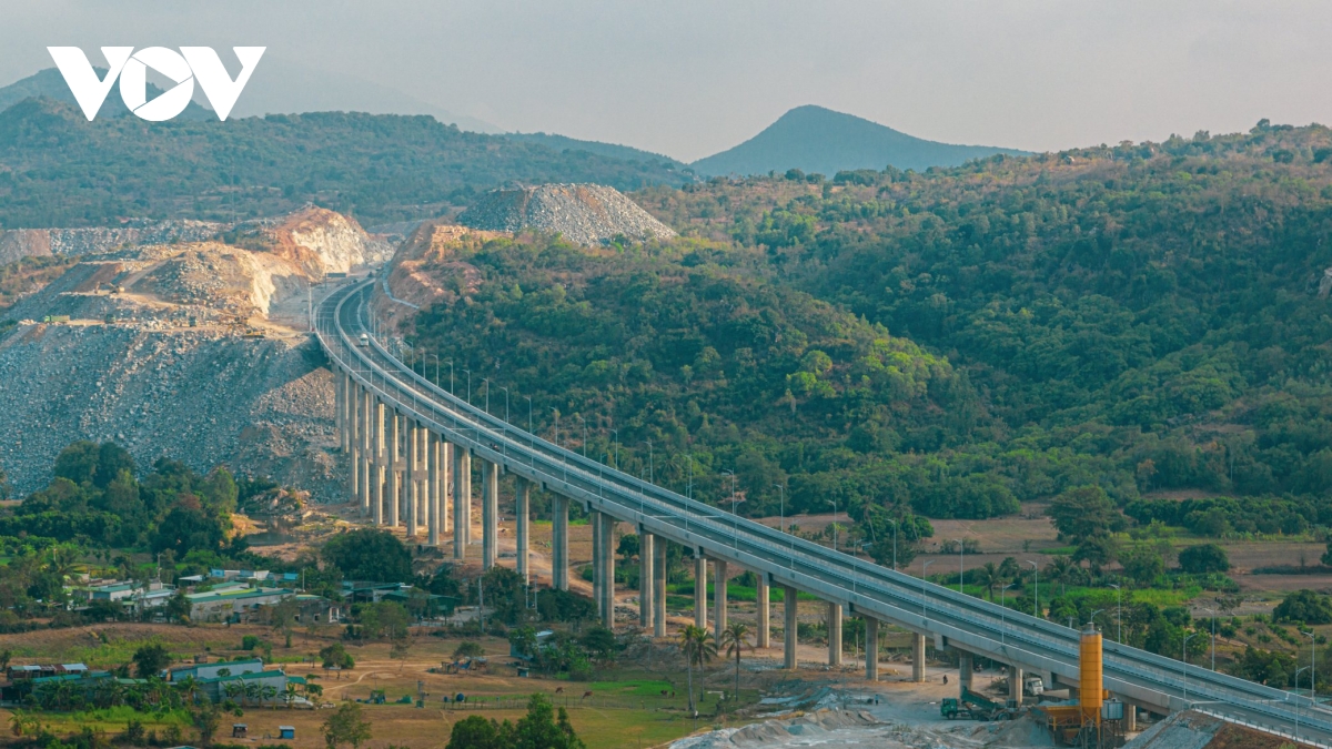 Ngành GTVT và nỗ lực đưa 3.000km đường cao tốc về đích năm 2025- Ảnh 2.